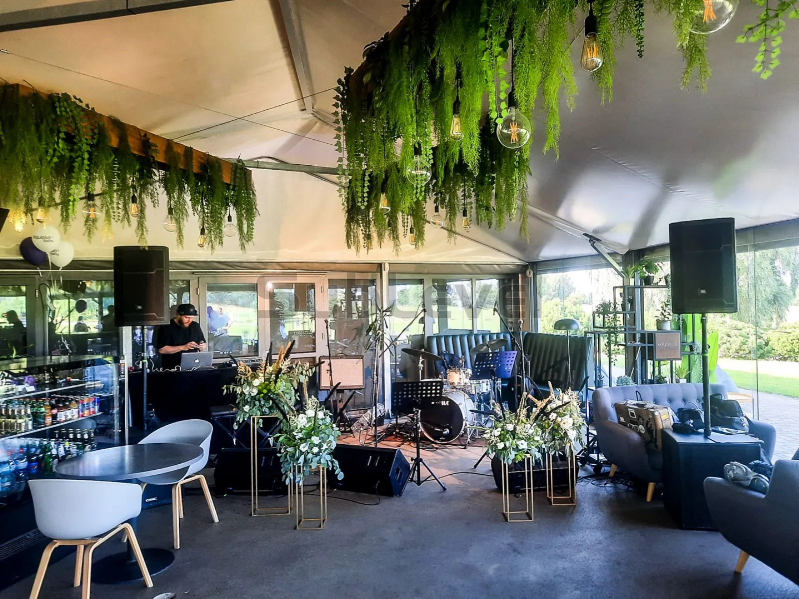 Kāzu apskaņošana un gaismas: Ceļvedis pāriem un vedējiem